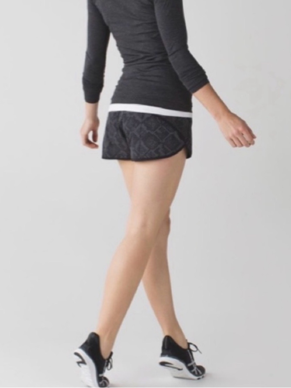 LULULEMON Athletica Ravish Reptile Speed Up Shorts reflective Size 4 EUC - Picture 3 of 7